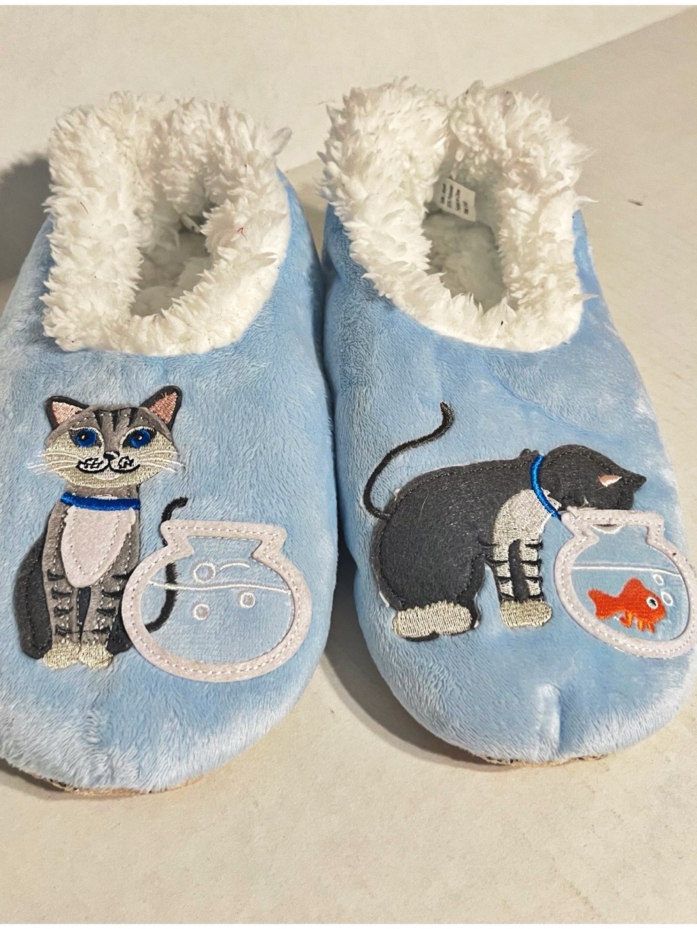 Snoozies NEW Catfish Bowl Cozy Blue Cat & Fish Plush Indoor Slippers Socks